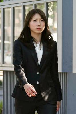 　名古屋高裁金沢支部に入る福山里帆さん＝２１日午後