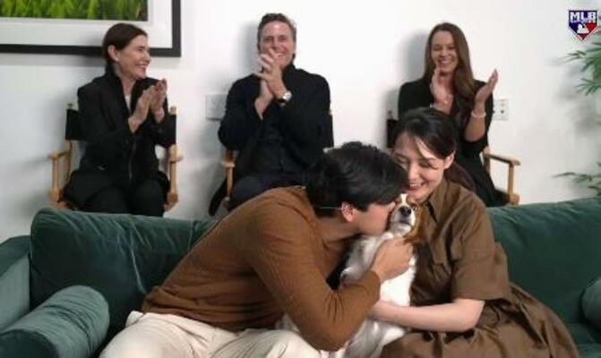 米大リーグ、ナショナル・リーグのMVPに満票で選ばれ、MLBネットワークの番組で喜ぶドジャースの大谷翔平(手前左)と妻真美子さん=13日