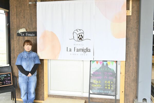 店頭に立つオーナーの手塚さん