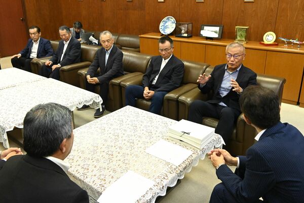 早川市長（右）に署名などを提出した自治会長ら