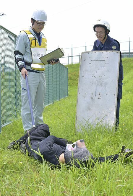 銃猟実施後、クマの状態を確認する関係者