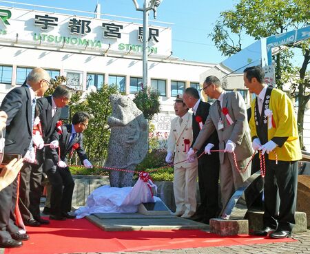 JR宇都宮駅西口ペデストリアンデッキに移設された「餃子像」。観光客に人気の撮影スポットとなった=2014年10月