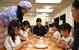 岡田さん（左）からアイスクリームの作品の作り方を学ぶ園児ら
