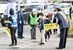 警察官や地域住民らに見守られながら登校する児童たち＝18日午前７時45分、鹿沼市樅山町
