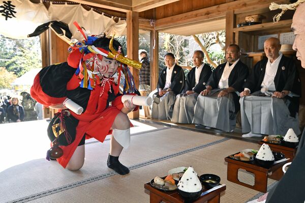 頂戴人を責め立てる強力役の竹沢さん(左)=25日午前10時50分、日光市七里