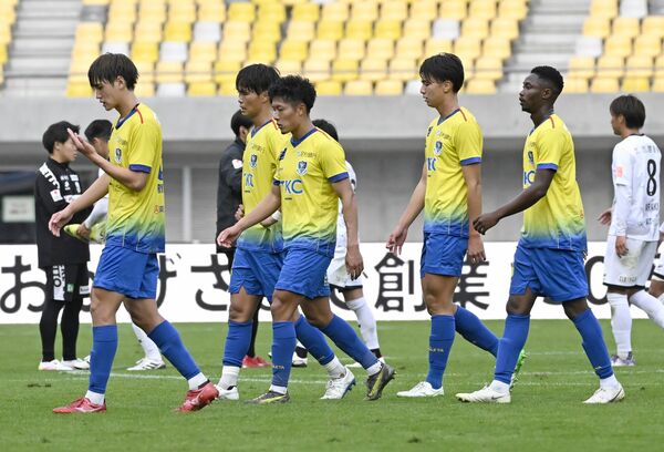 逆転負けを喫し、肩を落として引き揚げる栃木SCの選手たち=カンセキスタジアムとちぎ、森田大地撮影