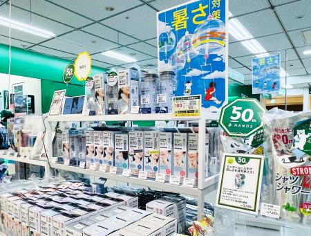 　ハンズ新宿店の暑さ対策グッズを集めた売り場＝４月