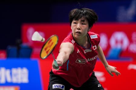 バドミントンの中国マスターズ、準々決勝でインドネシア選手と対戦する山口茜=19日、深セン(ゲッティ=共同)