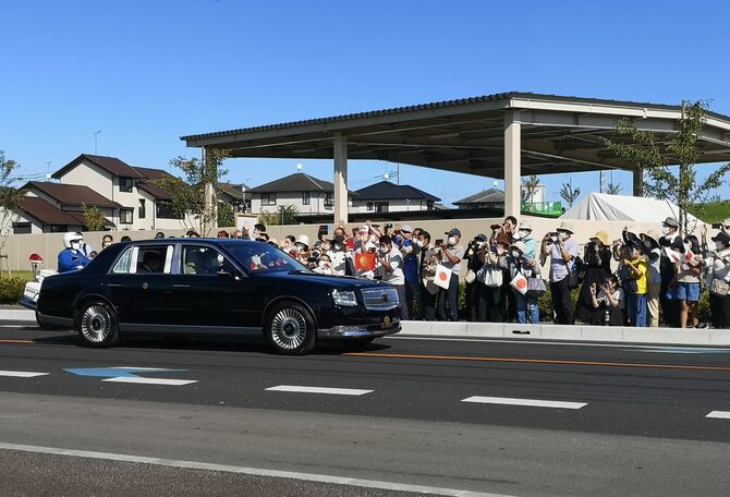 両陛下を一目見ようと沿道に集まった県民ら=1日午後、宇都宮市