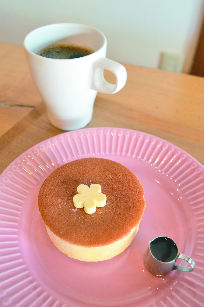 厚みのある生地に花形のバターがのった店の人気メニュー