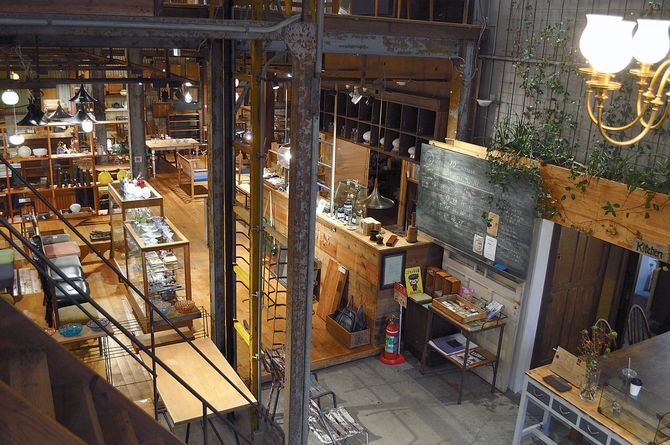 店内は家具の展示・販売スペースのほか、不定期で手仕事作品の展示やカフェもオープン