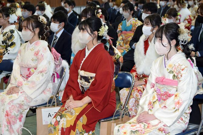 式典に臨む出席者たち