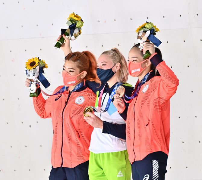スポーツクライミング女子複合決勝　表彰式で銀メダルを手にする野中（左）と銅メダルの野口（右）＝青海アーバンスポーツパーク