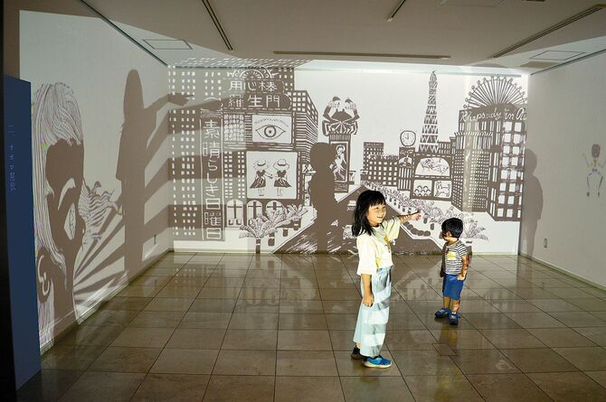 映像インスタレーション「オボロ屋敷」では、中に入った子どもたちの影も作品の一部に