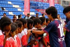 サッカーボール追う子どもの瞳に「平和の意義」感じた