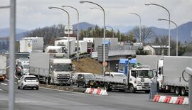 雪の東北道、県内初の予防的通行止め　佐野藤岡ＩＣ以南で24時間　運送業…