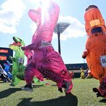 宇都宮でティラノサウルスレース　色とりどり「130匹」が全力疾走