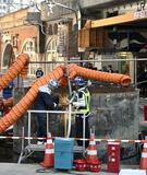 大阪キタ、露出した管を切断