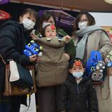 鬼グッズを身に付け街歩き　鬼怒川温泉で鬼まつり開催