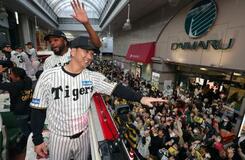 阪神の藤川監督、凱旋「恩返し」