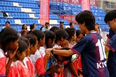 サッカーボール追う子どもの瞳に「平和の意義」感じた