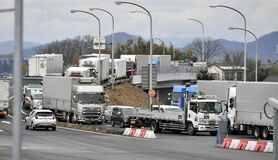 雪の東北道、県内初の予防的通行止め　佐野藤岡ＩＣ以南で24時間　運送業「安全のため仕方ない」