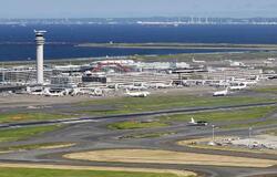 羽田空港C滑走路に穴