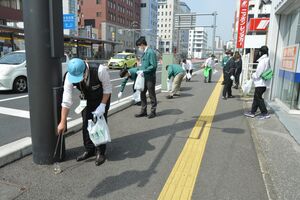 ＪＲ宇都宮駅東口周辺を清掃する参加者たち