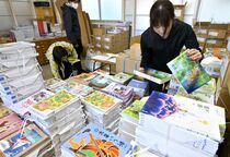 教科書仕分けに大忙し