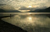 水面彩る日の出　奥日光の中禅寺湖