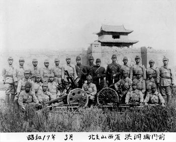 山川さん(中列左から2人目)が所属した歩兵第239連隊の小隊。歩兵砲を運んでの密林の行軍は困難を極めたという=1942年3月、中国山西省