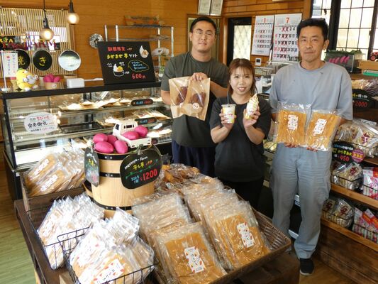 フレンドリーな店にしたいと仁平社長（右）ら
