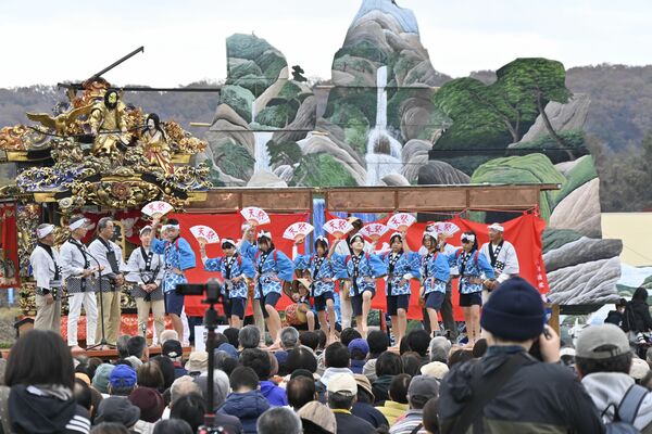山あげ行事の舞台上で行われた塙の天祭の奉納踊り