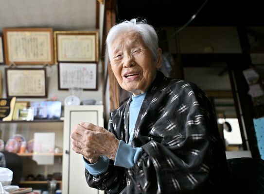 那珂川町谷川の自宅で自身の半生を語り、笑顔を見せる箱石シツイさん＝2024年10月４日、那珂川町