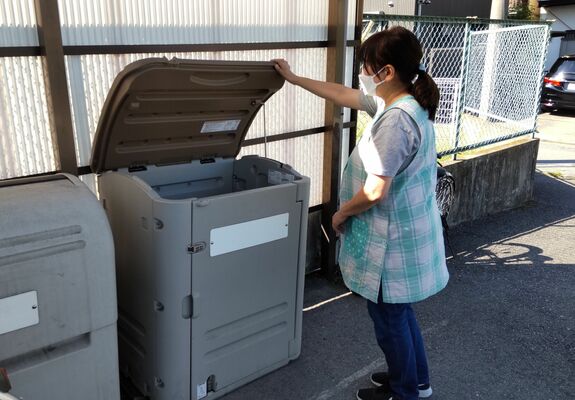 使用済み紙おむつ専用の保管庫を設置している宇都宮市内の保育園。臭いが漏れないよう、ふた付きの密閉タイプにしている。