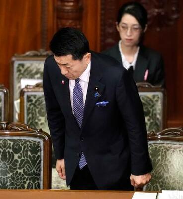 衆院本会議で有人国境離島地域保全等特措法の改正案が可決され一礼する赤間国家公安委員長=25日午後