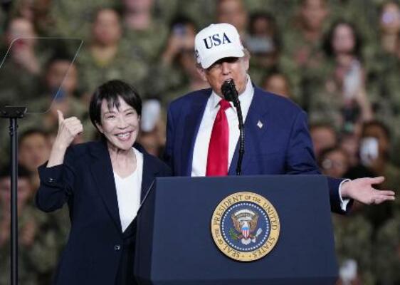 　１０月、米海軍の原子力空母「ジョージ・ワシントン」で演説するトランプ米大統領（右）と高市早苗首相＝神奈川県横須賀市
