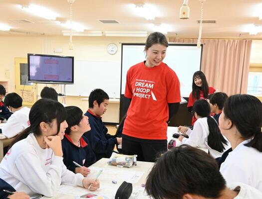 城山中で特別授業を行うバスケットボール元女子日本代表の栗原さん
