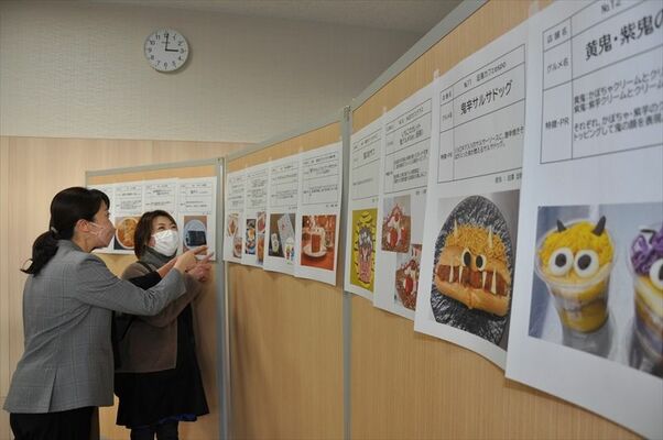 各店考案の「鬼ぐるめ」が並んだ試作発表会