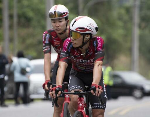 ブリッツェン勢最高の23位に入った岡(手前)。奥は宮崎=台湾