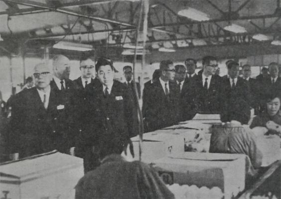 １９６７年におもちゃ団地を視察する皇太子時代の上皇さま（左から２人目、町提供）。