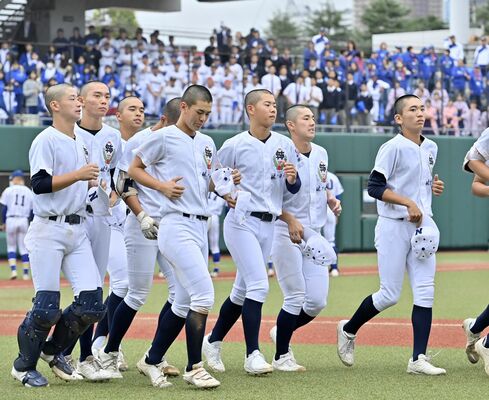 ７回コールド負けを喫し、肩を落とす佐野日大ナイン＝等々力球場、磯真奈美撮影