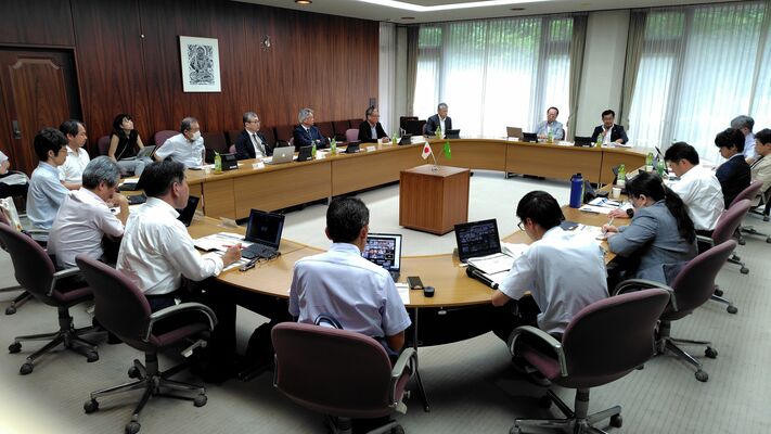 病院関係者らが本県救急医療の課題を議論した検討委員会＝７月上旬、県公館