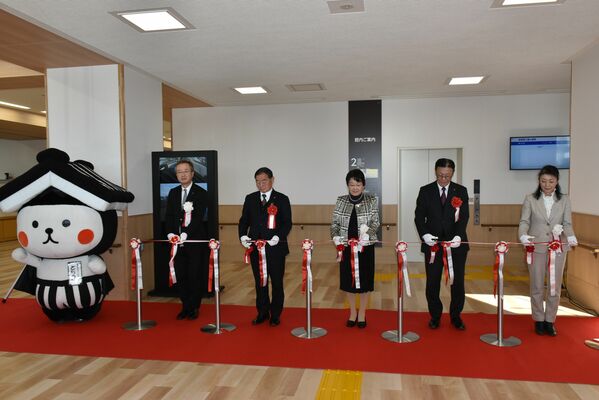 テープカットする大川市長（中央）ら