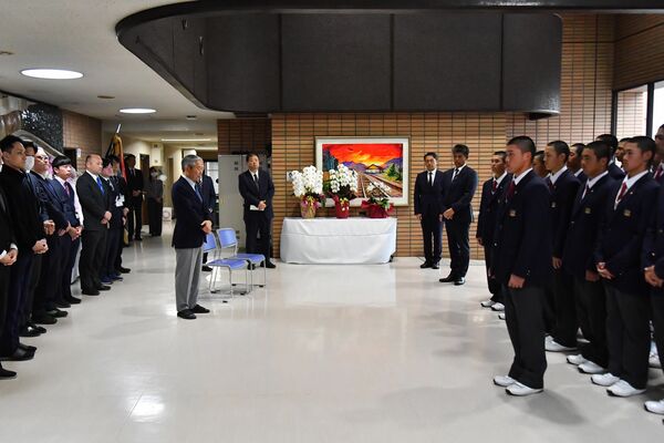 出場報告であいさつする佐野日大の中村主将=同校