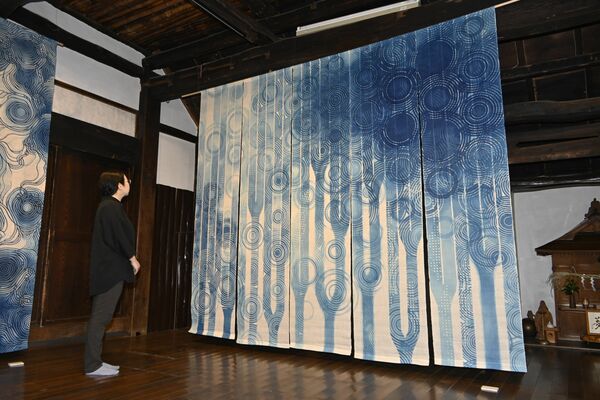 作品「もどらない道を行く」。雨が窓をつたう様子や水紋を表現した