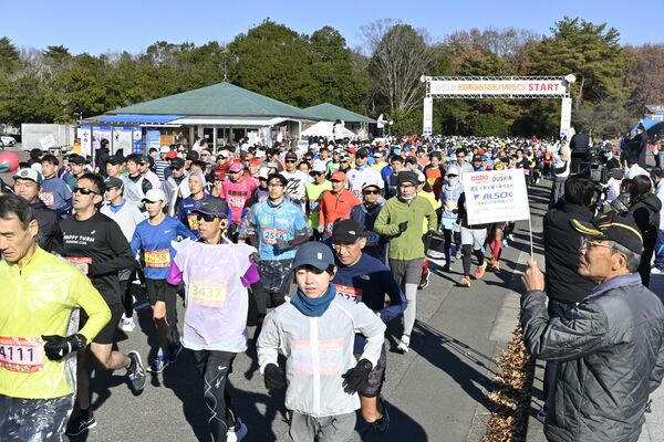 井頭公園をスタートするランナー