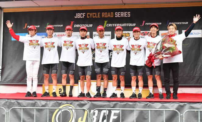優勝記念Tシャツを着て喜ぶブリッツェンの選手たち=25日午後、群馬サイクルスポーツセンター