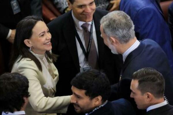 　チリ・カスト大統領の就任式に出席したベネズエラの野党指導者マチャド氏（左）。右はスペインの国王フェリペ６世＝１１日、チリ中部バルパライソ（ロイター＝共同）