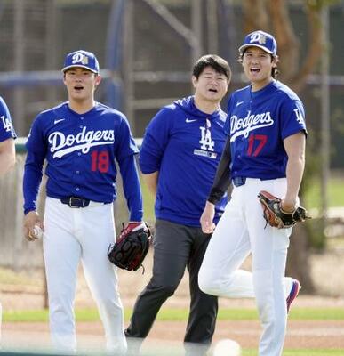 練習するドジャース・大谷(右)と山本(左)=グレンデール(共同)